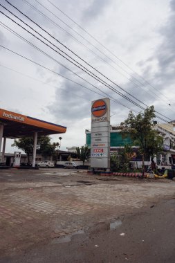 Ağustos 2024, Uttarakhand Hindistan. Uttarakhand, Hindistan 'da bir Hint Petrol İstasyonu (benzin pompası).