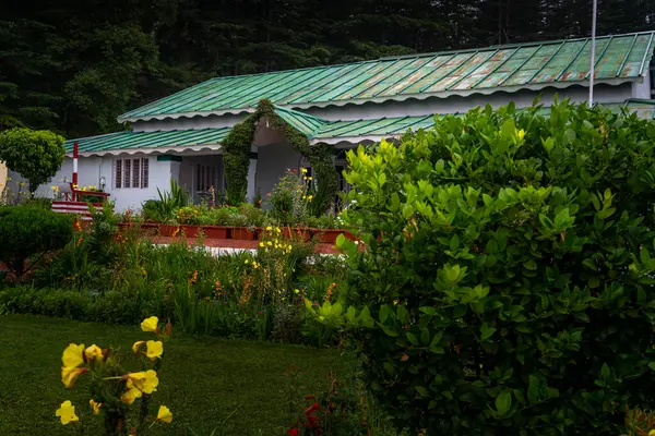 Ağustos 2024, Uttarakhand Hindistan. Kumaon Mandal Vikas Nigam (KMVN) hükümet mirası Uttarakhand 'ın Himalaya bölgesinde İngilizler tarafından inşa edilen Kausani, Almora' da ev sahipliği yapıyor..
