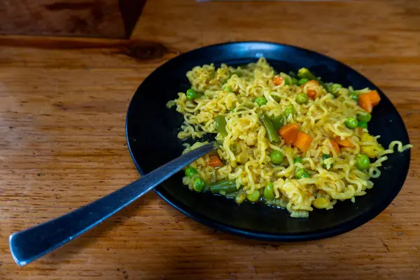 stock image A mixed vegetable Maggi noodle platter served at a roadside Indian cafe, a popular snack meal throughout India.