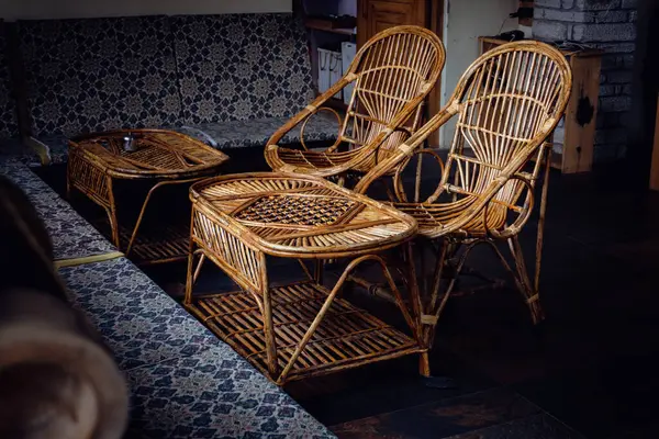 Bambu görünümlü bir rattan ahşap yemek seti, Uttarakhand, Hindistan 'da klasik tarzda bir evde sandalyeler ve masa..