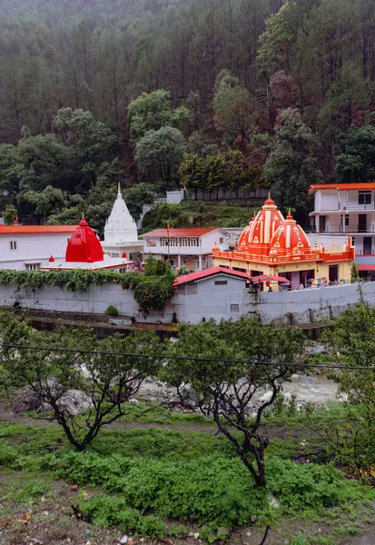 Ağustos 2024, Uttarakhand Hindistan. Kainchi Dham - Shri Neeb Karori Baba Ashram, Hindistan 'ın Uttarakhand bölgesinde Kosi Nehri kıyısında yer alan küçük bir tapınak kompleksi..