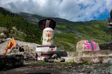 25 Temmuz 2024, Himachal Pradesh, Hindistan. Shiva Lingam 'ın beyaz heykeli, üzerinde yılan tanrısı Shesh Naag ile birlikte, Chamba Kailash vadisinde, Mani Mahesh Yatra sırasında Tanrı Shiva' yı sembolize ediyor.,