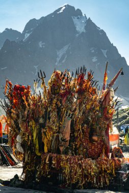 25 Temmuz 2024, Himachal Pradesh, Hindistan. Hindu ve Budist hac yolculuğu sırasında Kailash Parvat 'a karşı Lord Shiva' nın sembolleri olan dini kırmızı kumaşlar (chunri) ve mızraklar (trishul)..