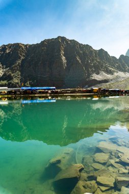 25 Temmuz 2024, Himachal Pradesh, Hindistan. Manimahesh Gölü, Himachal Pradesh 'in yüksek Himalayaları' nda yer alan, Hindular ve Budistler için kutsal bir hac mekanıdır..