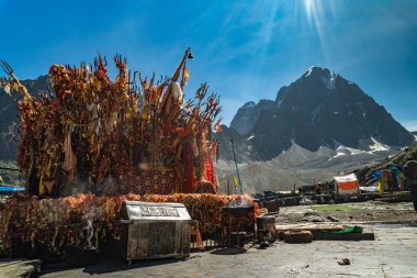 25 Temmuz 2024, Himachal Pradesh, Hindistan. Hindu ve Budist hac yolculuğu sırasında Kailash Parvat 'a karşı Lord Shiva' nın sembolleri olan dini kırmızı kumaşlar (chunri) ve mızraklar (trishul)..