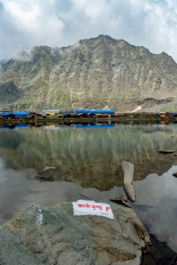 25 Temmuz 2024, Himachal Pradesh, Hindistan. Kali Tanrıçası Kund, Mani Mahesh Kailash 'da kutsal bir gölet, Chamba Vadisi' nde Mani Mahesh Kailash Yatra sırasında, Himachal Pradesh. Hindu ve Budist haccı.