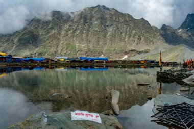 25 Temmuz 2024, Himachal Pradesh, Hindistan. Kali Tanrıçası Kund, Mani Mahesh Kailash 'da kutsal bir gölet, Chamba Vadisi' nde Mani Mahesh Kailash Yatra sırasında, Himachal Pradesh. Hindu ve Budist haccı.