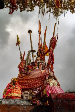 25 Temmuz 2024, Himachal Pradesh, Hindistan. Hindistan, Chamba Vadisi, Himachal Pradesh, Mani Mahesh Kailash Yatra sırasında Gauri Kund gölünde Hindu tanrıçası Gauri 'nin heykeli. Hindu ve Budist haccı