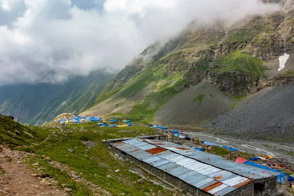 25 Temmuz 2024, Himachal Pradesh, Hindistan. Sığınaklar ve geçici konaklamalar Sawan mevsiminde Mani Mahesh Kailash Yatra, Chamba Vadisi, Himachal Pradesh,