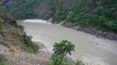 Ganga Nehri, Hindistan 'ın Uttarakhand vadisinde, Rishikesh bölgesinde muson mevsimi boyunca çamur ve alüvyonla akar..