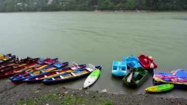 Muson mevsiminde Bhimtal Gölü göl kıyısında sıra olan boş tekneler, Almora, Uttarakhand, Hindistan 'da turistler için sezon dışı bir dönem..