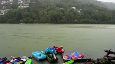Muson mevsiminde Bhimtal Gölü göl kıyısında sıra olan boş tekneler, Almora, Uttarakhand, Hindistan 'da turistler için sezon dışı bir dönem..