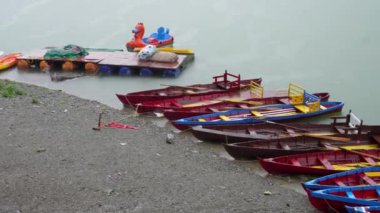 Muson mevsiminde Bhimtal Gölü göl kıyısında sıra olan boş tekneler, Almora, Uttarakhand, Hindistan 'da turistler için sezon dışı bir dönem..
