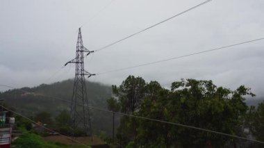 Hindistan 'ın Uttarakhand bölgesinde elektrik dağıtan yüksek voltajlı elektrik kabloları..