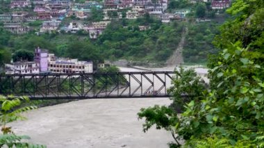 Ağustos 2024, Uttarakhand Hindistan. Uttarakhand, Uttarakhand şehir manzaralı, Badrinath yolu üzerinde, kutsal Alaknanda ve Pindar nehirlerinin birleştiği yer..