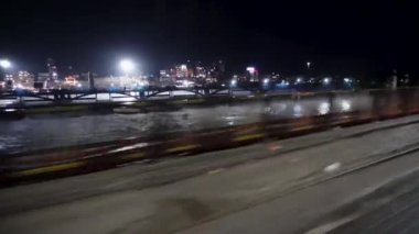 1 Temmuz 2024, Uttarakhand Hindistan. Haridwar City 'nin gece görüşü ve Uttarakhand, Hindistan' da hareket halindeki bir aracın ışıkları..