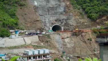 Ağustos 2024, Uttarakhand Hindistan. Kuzey demiryolları tarafındaki Rudraprayag bölgesindeki dağ üssünde, Himalaya bölgesini birbirine bağlayan ve dağ ekolojisini etkileyen bir tünel inşa ediliyor..