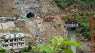 Ağustos 2024, Uttarakhand Hindistan. Kuzey demiryolları tarafındaki Rudraprayag bölgesindeki dağ üssünde, Himalaya bölgesini birbirine bağlayan ve dağ ekolojisini etkileyen bir tünel inşa ediliyor..