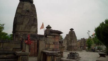 Ağustos 2024, Uttarakhand Hindistan. Baijnath Tapınağı Kompleksi, ana Shiva Tapınağı ile çevrili 17 küçük tapınak, hepsi Nagara stilinde inşa edilmiş ve Hindistan Arkeolojik Araştırması tarafından sürdürülmektedir..