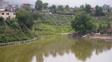 Ağustos 2024, Uttarakhand Hindistan. Baijnath Barrage, Uttarakhand, Hindistan 'ın Bageshwar bölgesindeki Gomati Nehri kıyısında küçük bir kasaba..