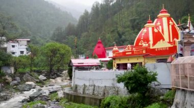 Ağustos 2024, Uttarakhand Hindistan. Kainchi Dham - Shri Neeb Karori Baba Ashram, Hindistan 'ın Uttarakhand bölgesinde Kosi Nehri kıyısında yer alan küçük bir tapınak kompleksi..