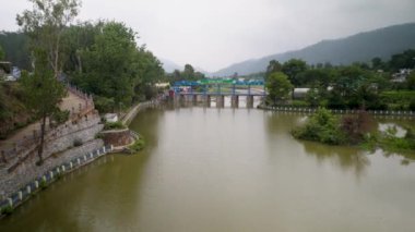 Ağustos 2024, Uttarakhand Hindistan. Baijnath Barrage, Uttarakhand, Hindistan 'ın Bageshwar bölgesindeki Gomati Nehri kıyısında küçük bir kasaba..