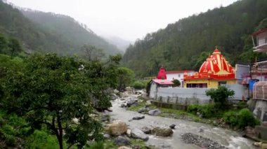 Ağustos 2024, Uttarakhand Hindistan. Kainchi Dham - Shri Neeb Karori Baba Ashram, Hindistan 'ın Uttarakhand bölgesinde Kosi Nehri kıyısında yer alan küçük bir tapınak kompleksi..