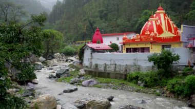 Ağustos 2024, Uttarakhand Hindistan. Kainchi Dham - Shri Neeb Karori Baba Ashram, Hindistan 'ın Uttarakhand bölgesinde Kosi Nehri kıyısında yer alan küçük bir tapınak kompleksi..