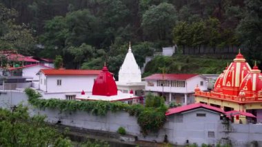 Ağustos 2024, Uttarakhand Hindistan. Kainchi Dham - Shri Neeb Karori Baba Ashram, Hindistan 'ın Uttarakhand bölgesinde Kosi Nehri kıyısında yer alan küçük bir tapınak kompleksi..