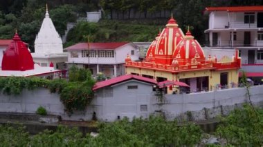 Ağustos 2024, Uttarakhand Hindistan. Kainchi Dham - Shri Neeb Karori Baba Ashram, Hindistan 'ın Uttarakhand bölgesinde Kosi Nehri kıyısında yer alan küçük bir tapınak kompleksi..