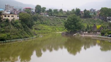 Ağustos 2024, Uttarakhand Hindistan. Baijnath Barrage, Uttarakhand, Hindistan 'ın Bageshwar bölgesindeki Gomati Nehri kıyısında küçük bir kasaba..