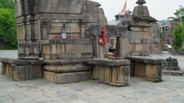 Ağustos 2024, Uttarakhand Hindistan. Baijnath Tapınağı Kompleksi, ana Shiva Tapınağı ile çevrili 17 küçük tapınak, hepsi Nagara stilinde inşa edilmiş ve Hindistan Arkeolojik Araştırması tarafından sürdürülmektedir..