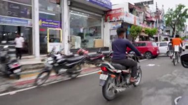 12 Temmuz 2024 Uttarakhand Hindistan. Hindistan 'da trafik kurallarını hiçe sayan sürücüler kalabalık yollar ve pazarlar. Hareket halindeki bir aracın koşuşturmasını yakalar..