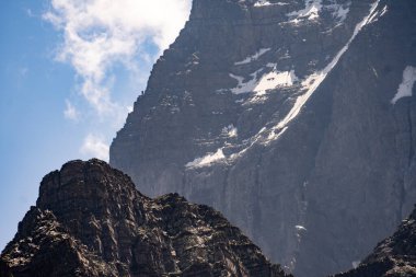 Chamba Vadisi 'ndeki kutsal Kailash Parvat Dağları' nı keşfedin. Hem Hindu hem de Budist dindarlar için Himalayalar 'da saygı duyulan bir hac alanı..