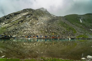 25 Temmuz 2024, Himachal Pradesh, Hindistan. Manimahesh Gölü, Himachal Pradesh 'in yüksek Himalayaları' nda yer alan, Hindular ve Budistler için kutsal bir hac mekanıdır..