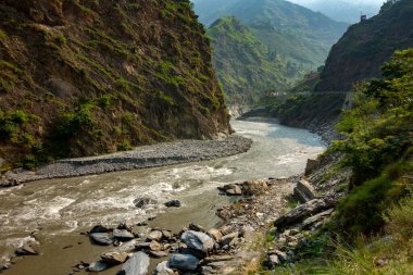Ravi Nehri, muson sezonu boyunca Himachal Pradesh 'in verimli manzaraları ve vadilerinde dolaşır. Hindistan 'ın kırsal kesiminin doğal güzelliğini gösteren nefes kesici bir manzara..
