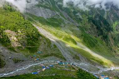 Chamba Vadisi 'nin çarpıcı buzul nehirlerini ve Himalaya tepelerini keşfedin. Lord Shiva' nın kutsal Mani Mahesh Kailash hac yolculuğu da dahil. Himachal Pradesh Hindistan.