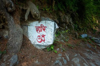 Hindistan 'daki Manimahesh Kailash Yatra sırasında öne çıkan Hindu tanrısı Lord Shiva' ya övgü dolu ruhani bir slogan olan 