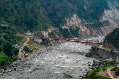 Hindistan 'ın Himachal Pradesh bölgesindeki Chamba Bölgesi' nin altından akan Ravi Nehri ile iki tepe arasında uzanan uzun bir köprü..