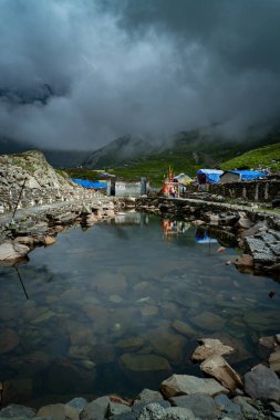 25 Temmuz 2024, Himachal Pradesh, Hindistan. Gauri Kund, Chamba Vadisi 'ndeki Mani Mahesh Kailash Yatra sırasında ibadet eden Hindu tanrıçası Gauri Mata' ya adanmış kutsal bir gölet.,