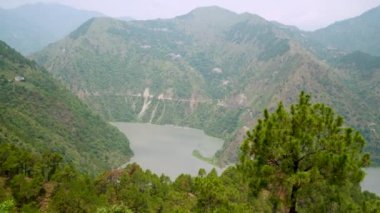 Chamera Gölü, Dalhousie, Himachal Pradesh 'te bir yapay göl, Ravi Nehri üzerindeki bir baraj tarafından oluşturuldu. Su sporları için popüler bir turizm merkezi olan göl, muson yağmurları sırasında çamurlu sulara ev sahipliği yapıyor..