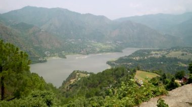 Chamera Gölü, Dalhousie, Himachal Pradesh 'te bir yapay göl, Ravi Nehri üzerindeki bir baraj tarafından oluşturuldu. Su sporları için popüler bir turizm merkezi olan göl, muson yağmurları sırasında çamurlu sulara ev sahipliği yapıyor..