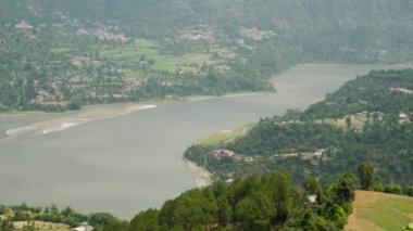 Chamera Gölü, Dalhousie, Himachal Pradesh 'te bir yapay göl, Ravi Nehri üzerindeki bir baraj tarafından oluşturuldu. Su sporları için popüler bir turizm merkezi olan göl, muson yağmurları sırasında çamurlu sulara ev sahipliği yapıyor..