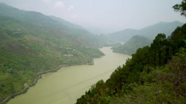 Chamera Gölü, Dalhousie, Himachal Pradesh 'te bir yapay göl, Ravi Nehri üzerindeki bir baraj tarafından oluşturuldu. Su sporları için popüler bir turizm merkezi olan göl, muson yağmurları sırasında çamurlu sulara ev sahipliği yapıyor..