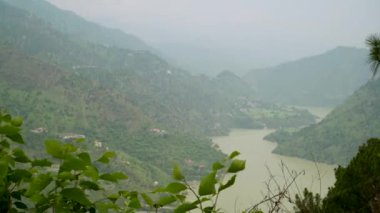 Chamera Gölü, Dalhousie, Himachal Pradesh 'te bir yapay göl, Ravi Nehri üzerindeki bir baraj tarafından oluşturuldu. Su sporları için popüler bir turizm merkezi olan göl, muson yağmurları sırasında çamurlu sulara ev sahipliği yapıyor..