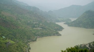 Chamera Gölü, Dalhousie, Himachal Pradesh 'te bir yapay göl, Ravi Nehri üzerindeki bir baraj tarafından oluşturuldu. Su sporları için popüler bir turizm merkezi olan göl, muson yağmurları sırasında çamurlu sulara ev sahipliği yapıyor..