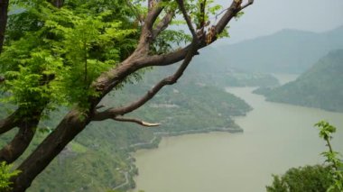 Chamera Gölü, Dalhousie, Himachal Pradesh 'te bir yapay göl, Ravi Nehri üzerindeki bir baraj tarafından oluşturuldu. Su sporları için popüler bir turizm merkezi olan göl, muson yağmurları sırasında çamurlu sulara ev sahipliği yapıyor..