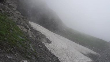 Hindistan 'ın Himachal Pradesh kentindeki Pir Panjal Sıradağları' ndaki buzulların kalıntıları iklim değişikliği nedeniyle küçülüyor..