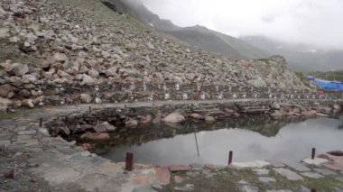 25 Temmuz 2024, Himachal Pradesh, Hindistan. Gauri Kund, Chamba Vadisi 'ndeki Mani Mahesh Kailash Yatra sırasında ibadet eden Hindu tanrıçası Gauri Mata' ya adanmış kutsal bir gölet.,