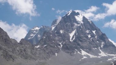 Chamba Vadisi 'ndeki kutsal Kailash Parvat Dağları' nı keşfedin. Hem Hindu hem de Budist dindarlar için Himalayalar 'da saygı duyulan bir hac alanı..